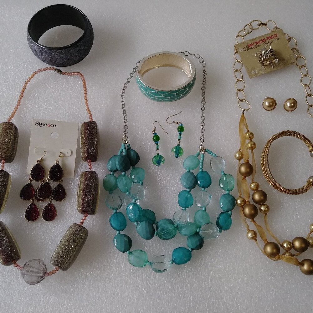 Fashion jewelry 10 pcs lot necklaces, bracelets, earrings, 1 ring.